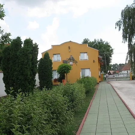 Platán Panzió Bed and breakfast