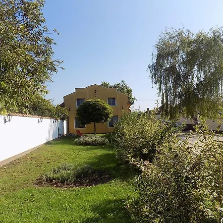 Platan Panzio לינה וארוחת בוקר