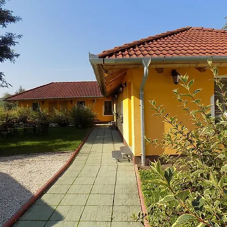 Platan Panzio לינה וארוחת בוקר 3*