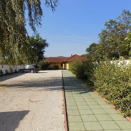 לינה וארוחת בוקר Platan Panzio Nyúl