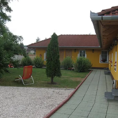 לינה וארוחת בוקר Platan Panzio 3*