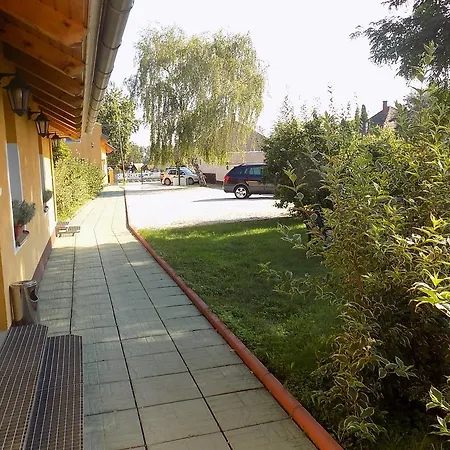 Platan Panzio לינה וארוחת בוקר 3*